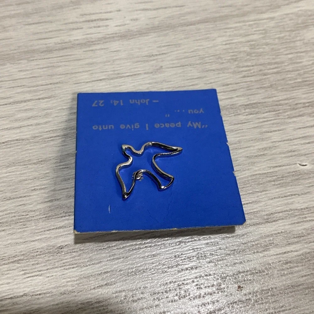 Silvertone Pin w/ Outline of Peace‎ Dove Religious Vintage